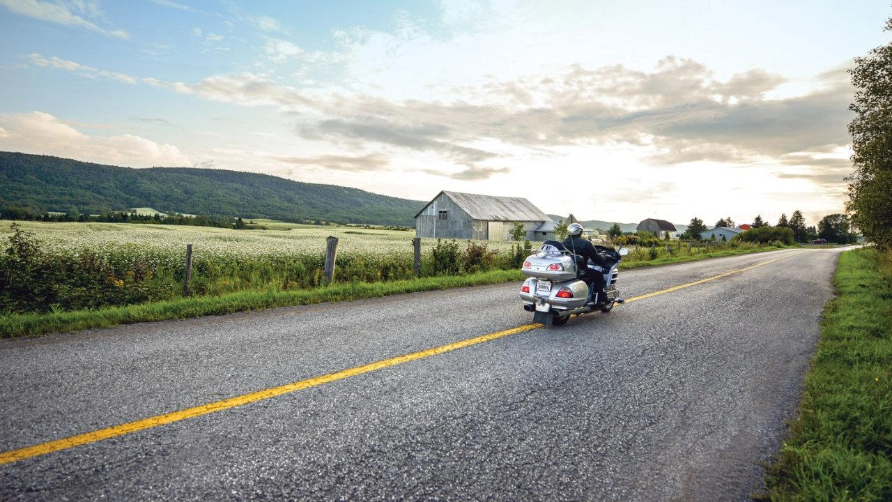 Route longeant les berges du lac Saint-Jean