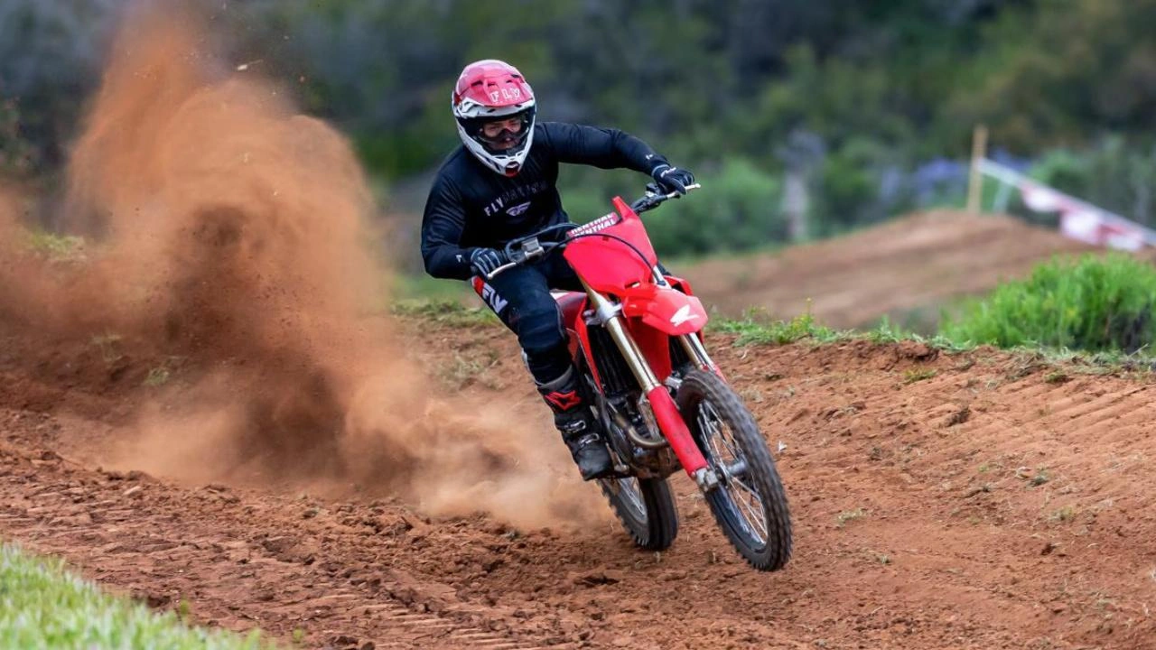 vue latérale avant d'une moto CRF250 2026