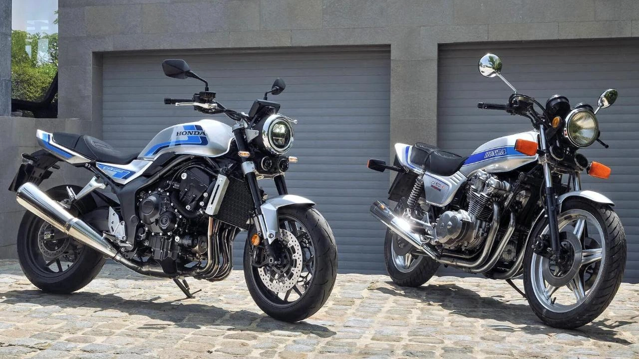 vue latérale avant de deux motos Honda CB1000 2026