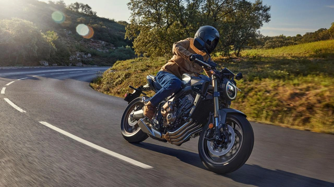 vue latérale avant d'une moto Honda CB650R 2026