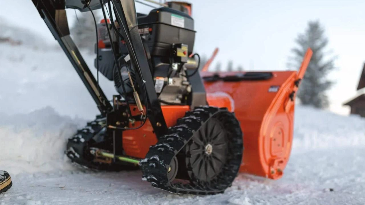 vue en gros plan d'une souffleuse en action