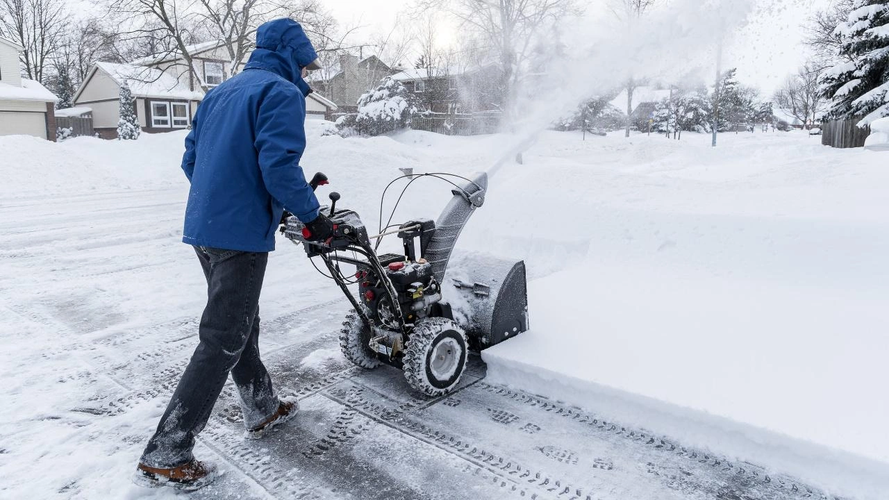 homme en train de passer la souffleuse