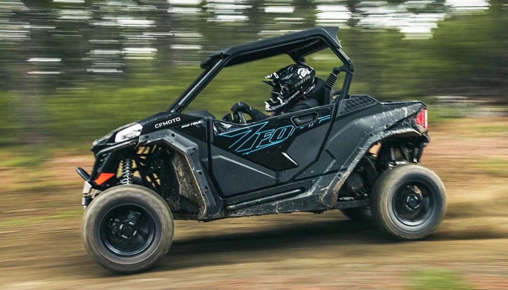 CFMoto ZForce 950 Trail 2026 noir en pleine vitesse sur chemin de terre, effet de flou de mouvement.