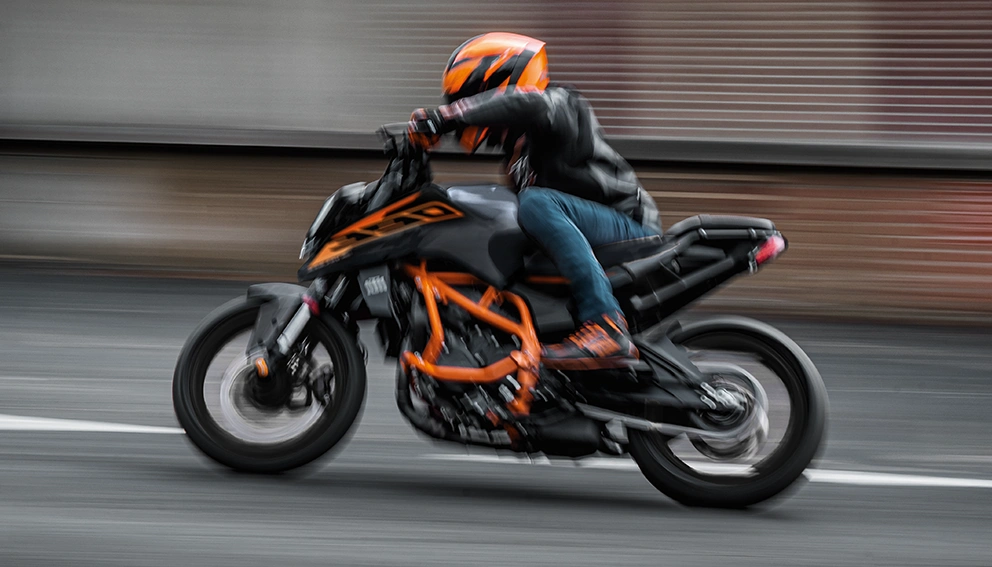 Vue de la KTM 390 Duke sur route en pleine puissance