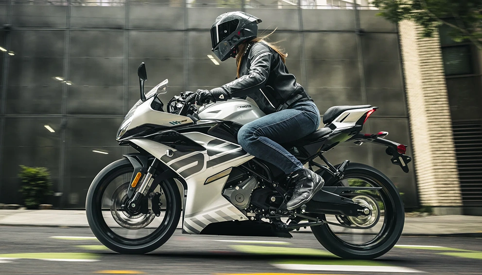 View of the CFMOTO 300SS on city streets