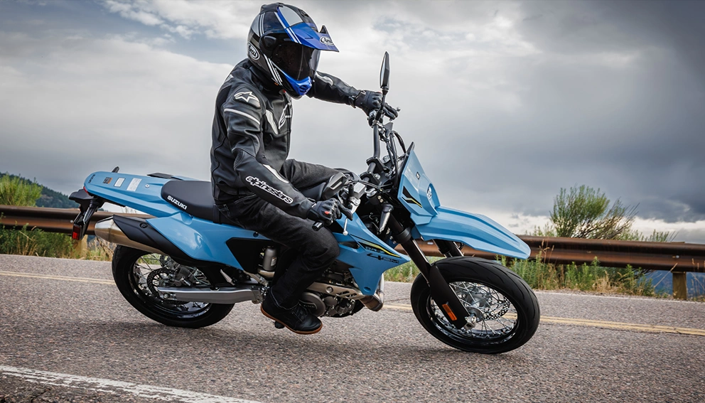 Vue de la Suzuki DR-Z4SM sur route