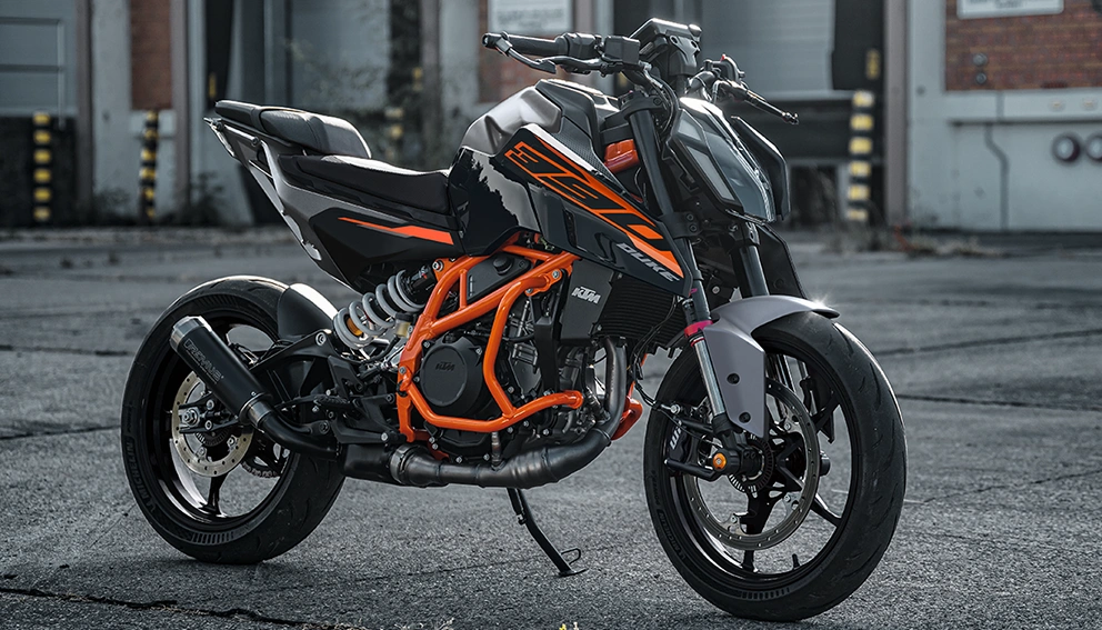 Vue de la KTM 390 Duke en arrêt