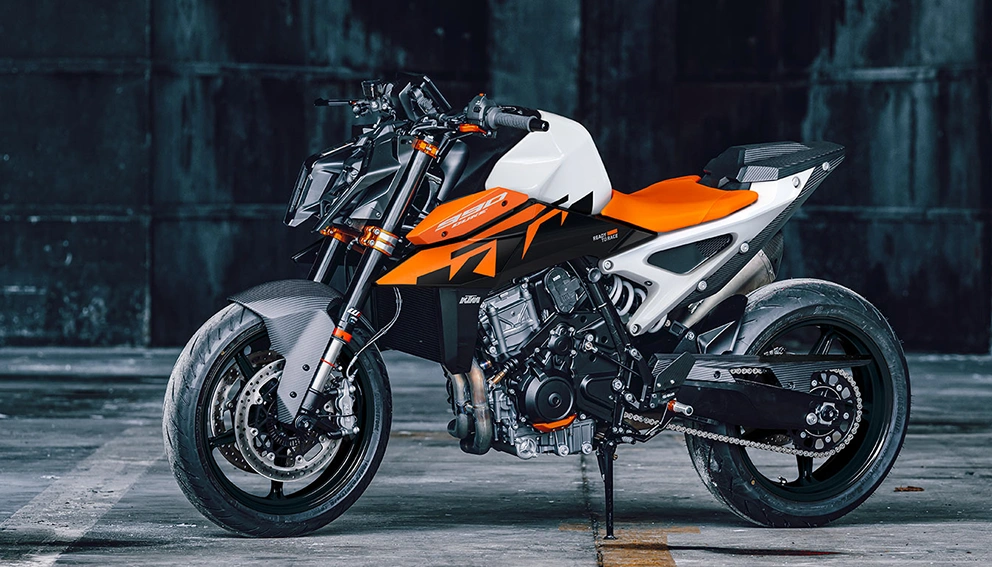 View of the KTM DUKE 990 on the side of the road