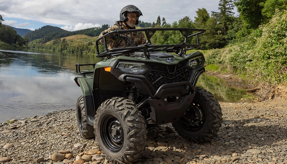 Vue de la CFMOTO CFORCE 400 en bord de lac durant la chasse