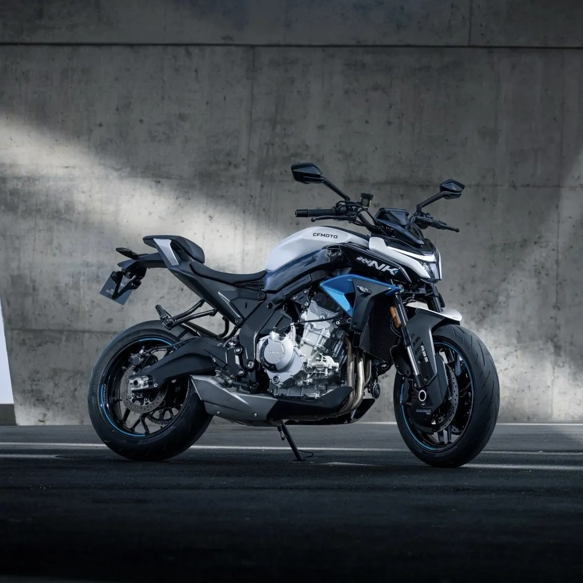 CFMoto 675NK noire garée de nuit dans un stationnement.