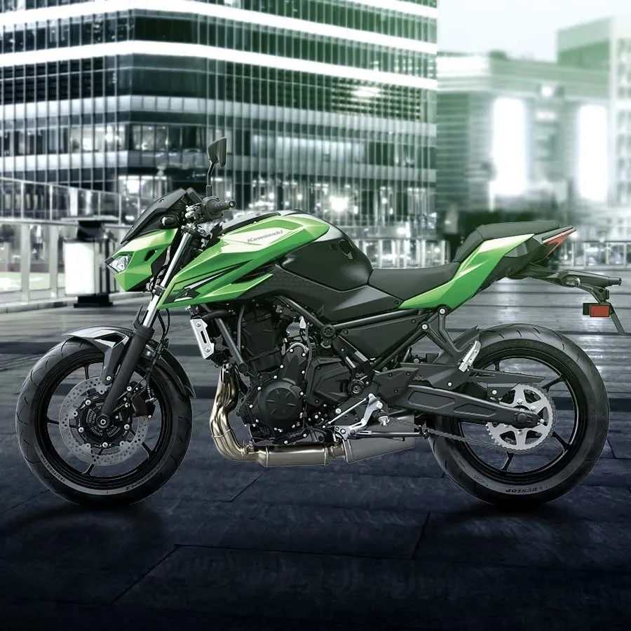 Kawasaki Z650 verte garée devant un bâtiment urbain.