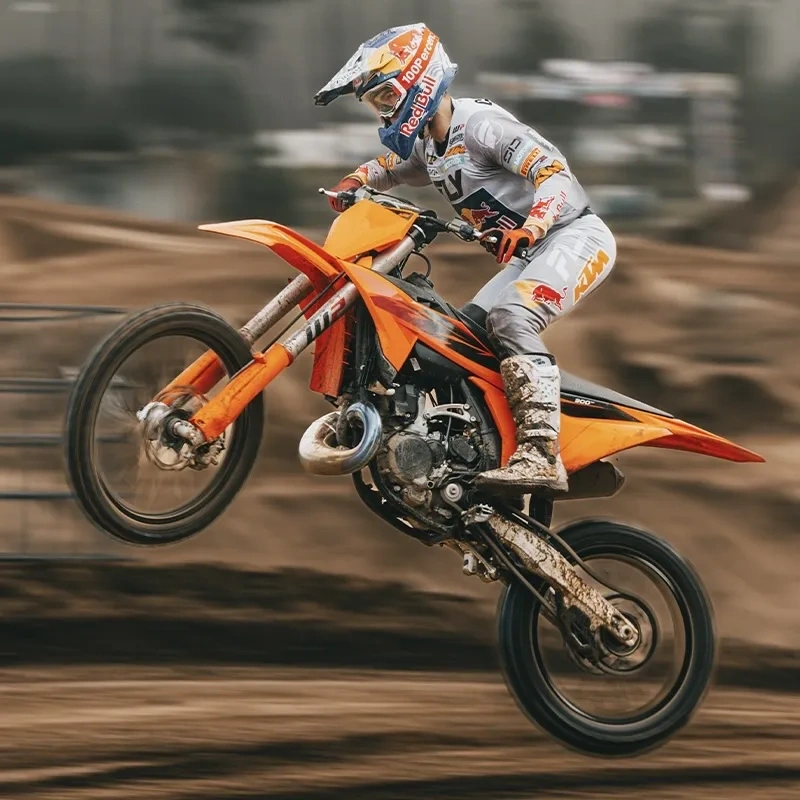 KTM 250 SX orange en conduite sur un circuit de motocross.
