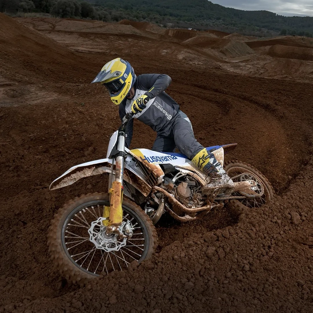 Husqvarna TC 250 blanche et bleue en conduite hors route.