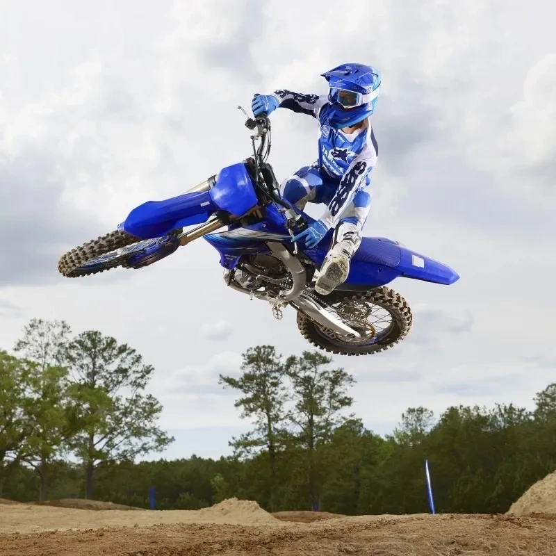 Yamaha YZ250F bleue en conduite sur un circuit de motocross.