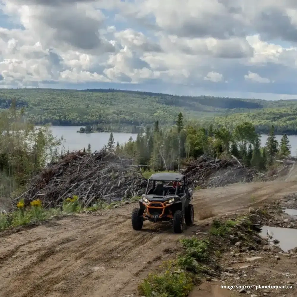 VTT en conduite sur un sentier près d'un lac à Saint-Michel-des-Saints, en Lanaudière.