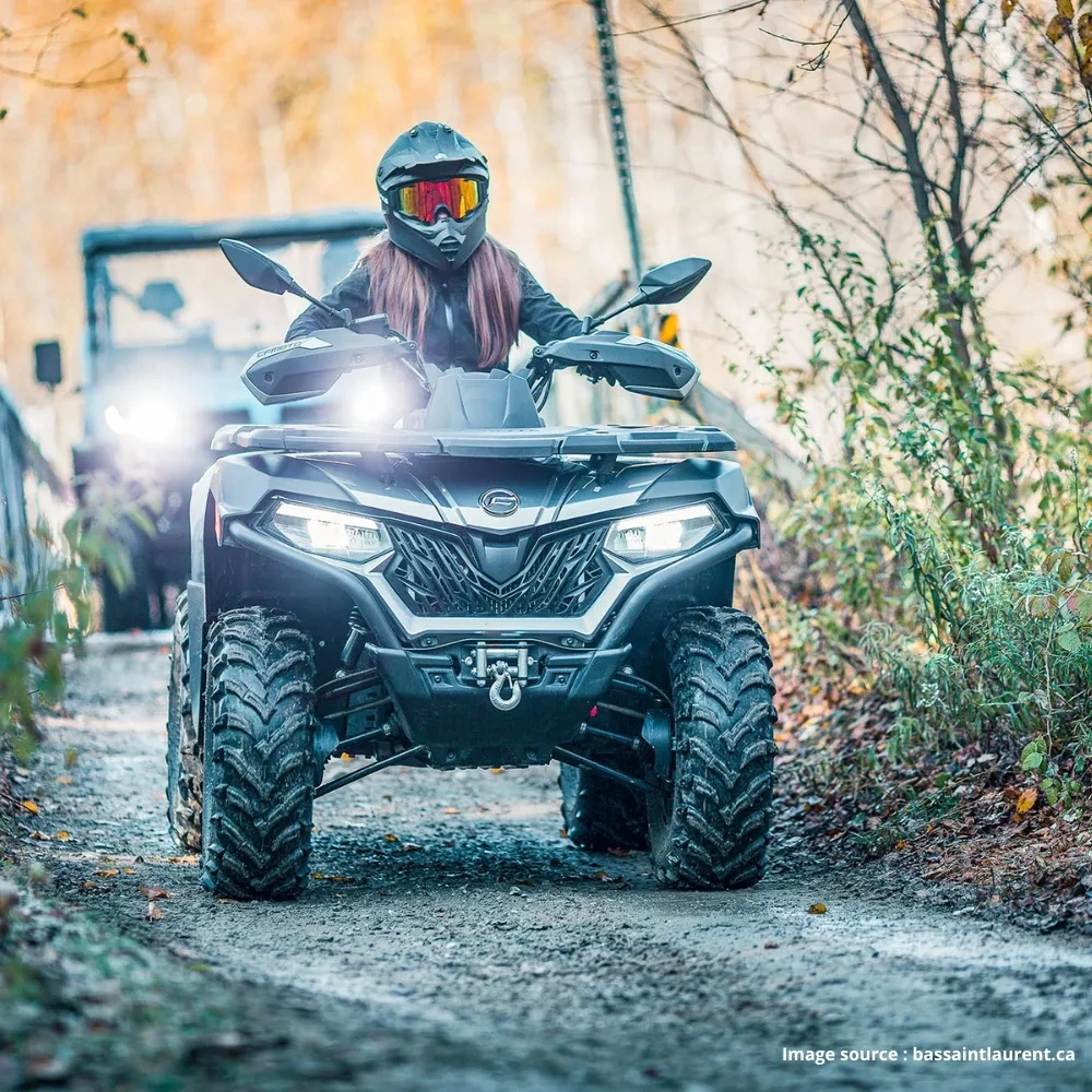 Pilote de VTT en gros plan sur un sentier forestier dans La Mitis, au Bas-Saint-Laurent.