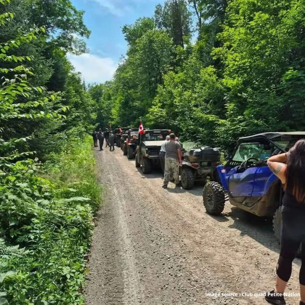 File de VTT en conduite sur un sentier forestier dans la Petite Nation, en Outaouais.