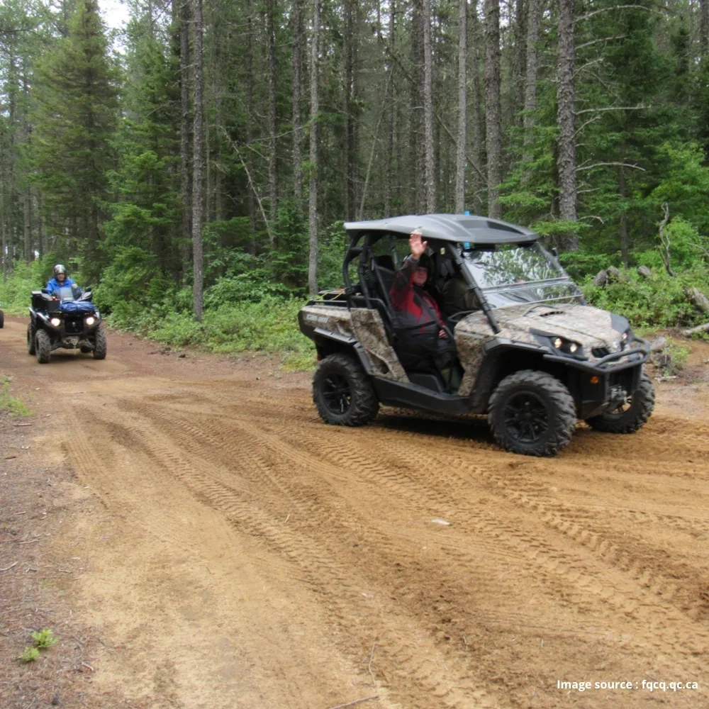 VTT en conduite sur un sentier boueux dans la Vallée-de-l'Or, en Abitibi-Témiscamingue.