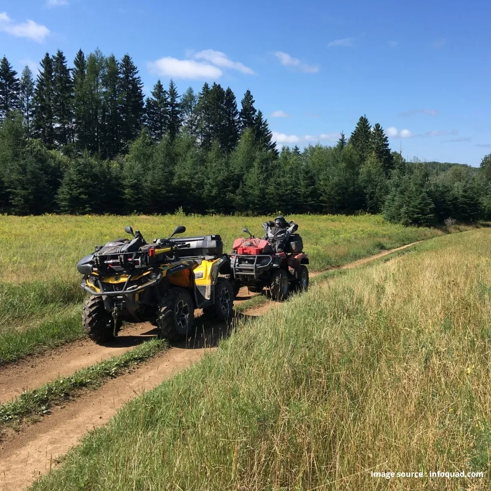 VTT en conduite sur un sentier herbeux dans les circuits du Lac-Saint-Jean.