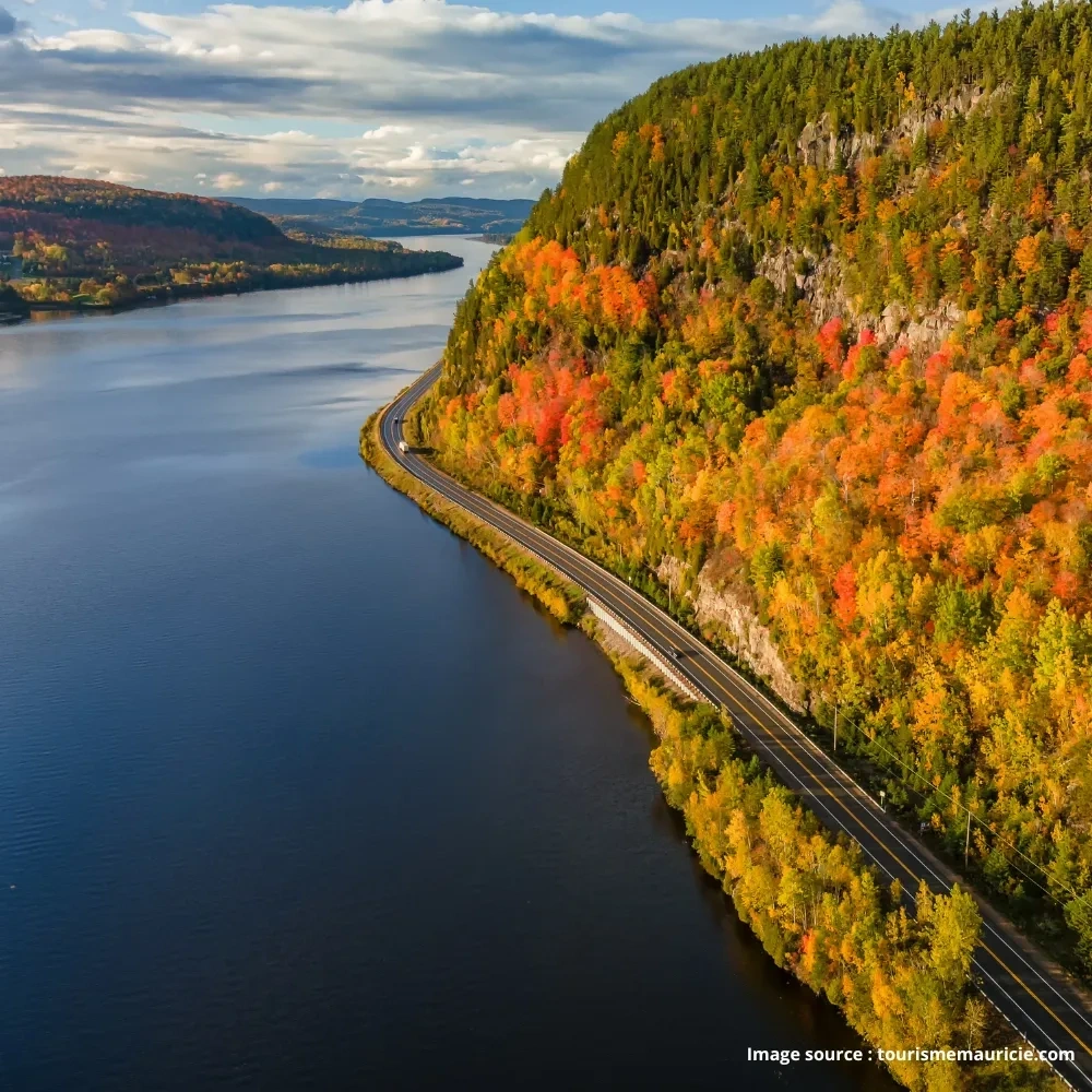 Vue aérienne d'un lac entouré de forêt automnale dans le secteur de Mékinac, en Mauricie.