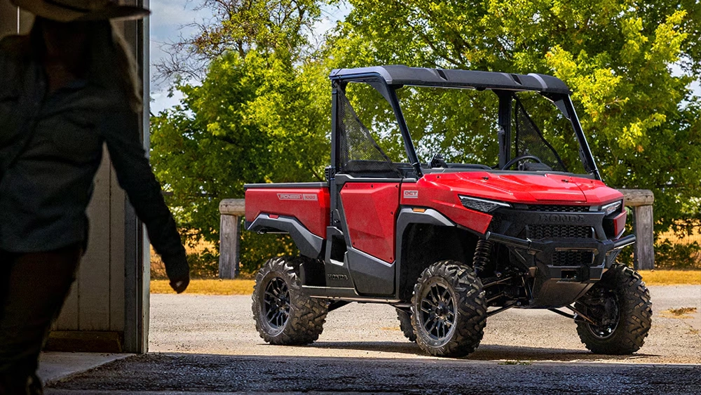 Vue d'un Côte-à-côte Honda Pioneer 1000 pour l'entretien