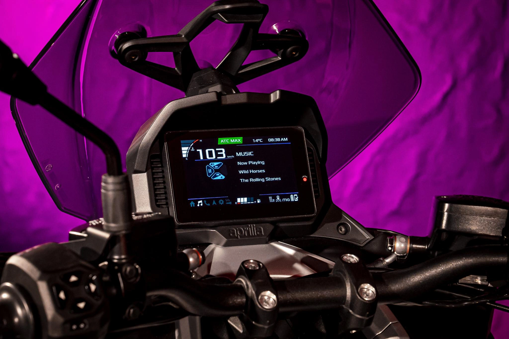 2027 Aprilia SR GT 400 cockpit and TFT display