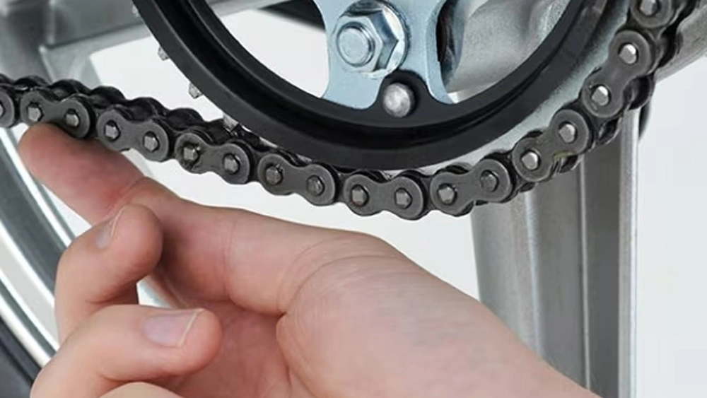 Vue d'un expert honda faisant l'entretien d'un VTT 4 temps