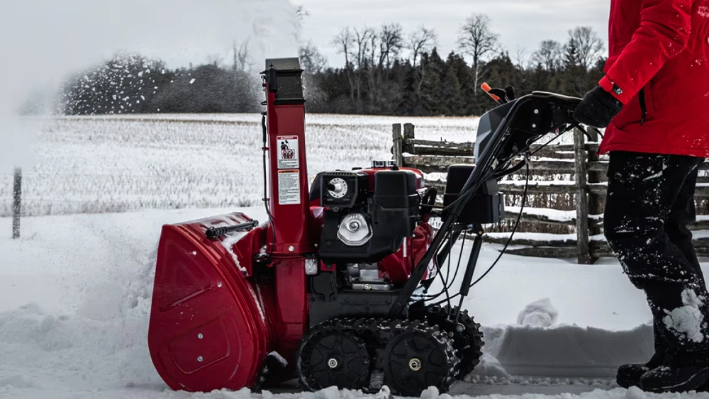 Homme passant la souffleuse a neige neuve Honda