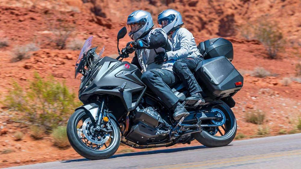 Vue d'un Couple sur une Honda Gold Wing 2026 sur route