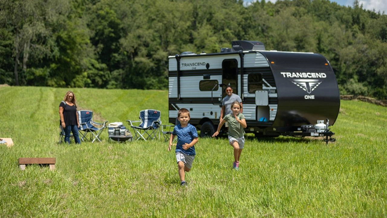 roulotte Transcend dans un champ avec une famille+