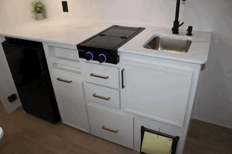 Comptoir de cuisine du Transcend One 151RB avec évier et plaque de cuisson.