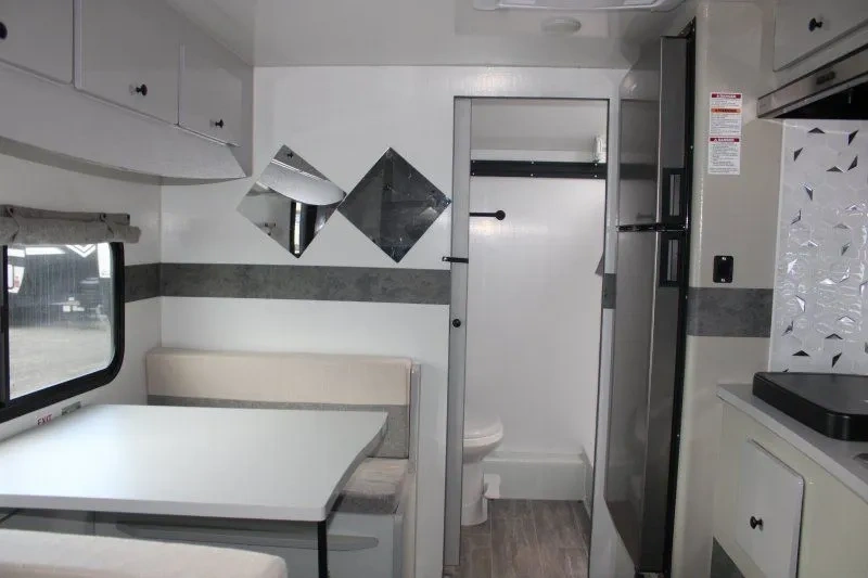 Dinette et réfrigérateur de la Nova Camp 201QB.