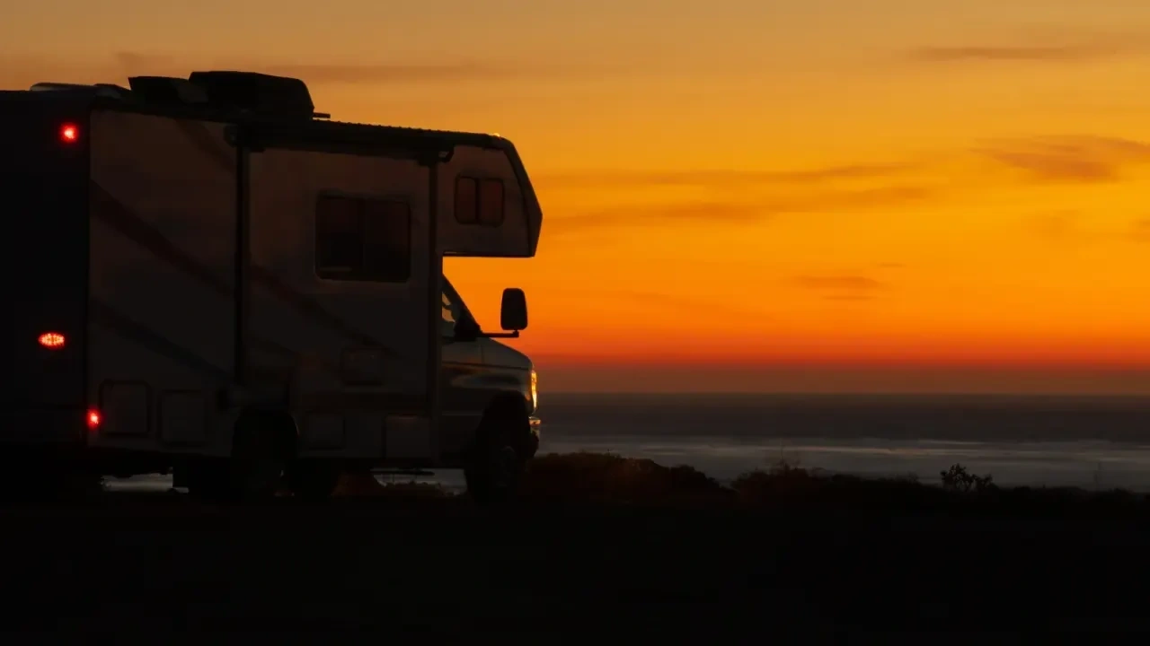 roulotte sur le bord de la mer au coucher de soleil
