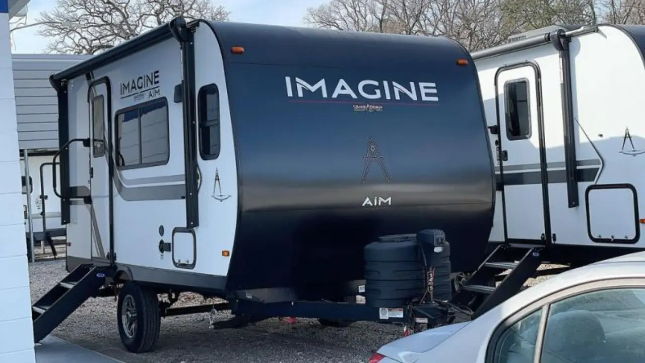 vue latérale avant d'une roulotte Grand Design Imagine AIM 14MS