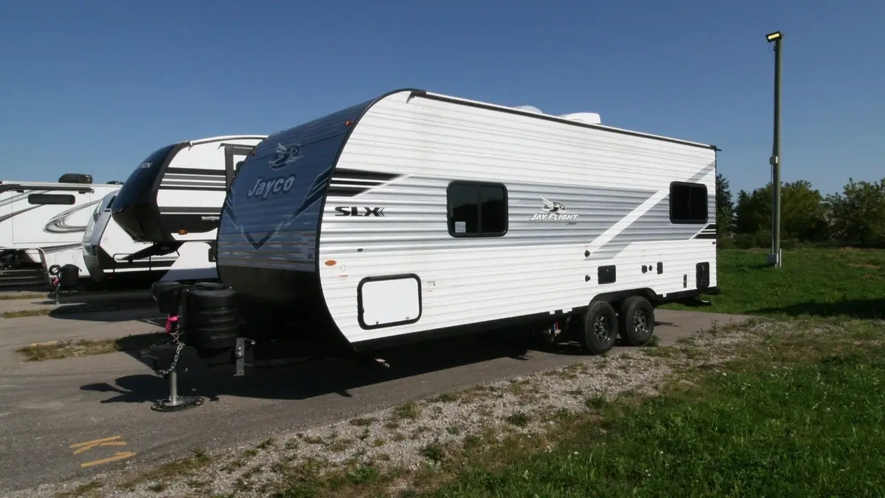 vue latérale avant d'une roulotte Jayco Jay Flight SLX 210QB