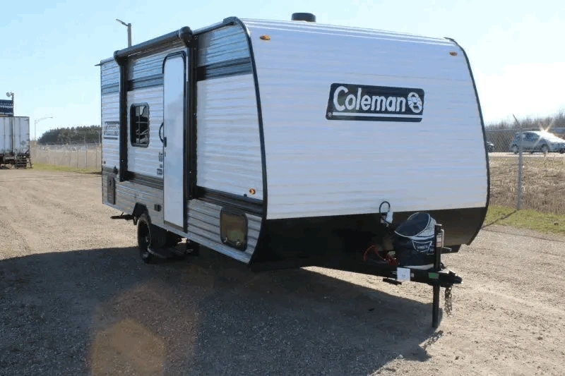 Coleman 17R, une roulotte légère pour VUS pleine grandeur ou intermédiaire bien équipé.