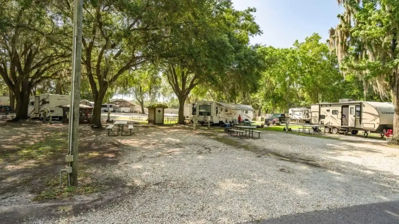 Vue d'un site de camping spacieux au Sun Outdoors Sarasota Campground