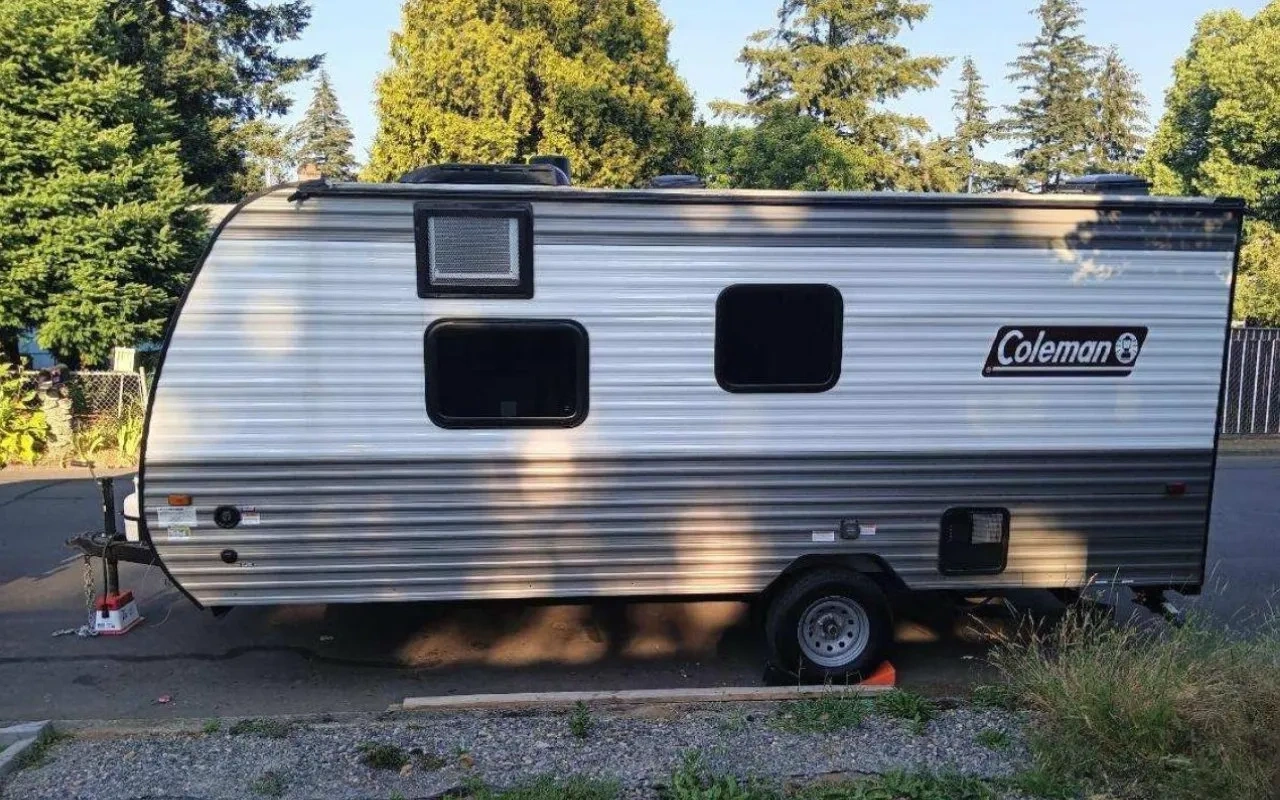 vue latérale avant d'une roulotte Coleman 17R