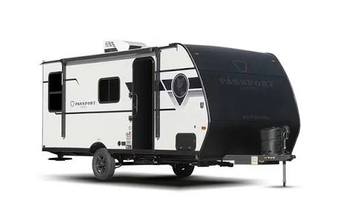 Vue 3/4 avant de la roulotte Passport SL 189RB Harbor de keystone sur fond blanc