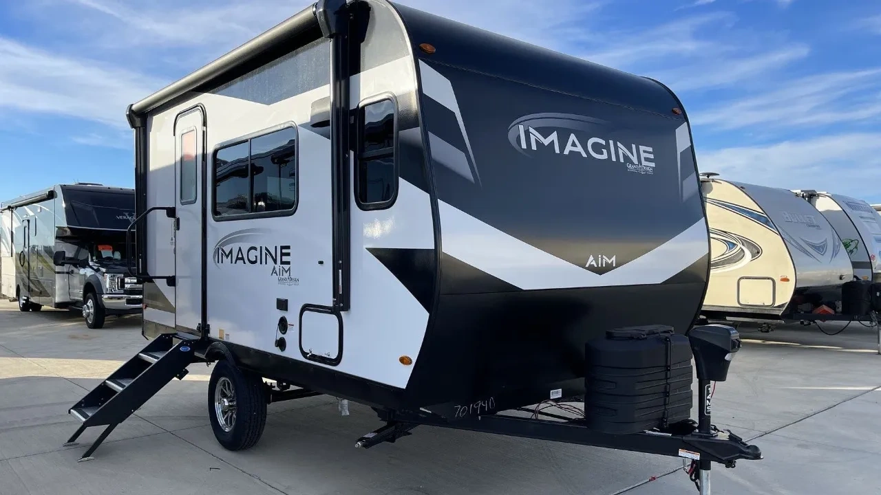 vue latérale avant d'une roulotte Imagine 14MS de Grand Design