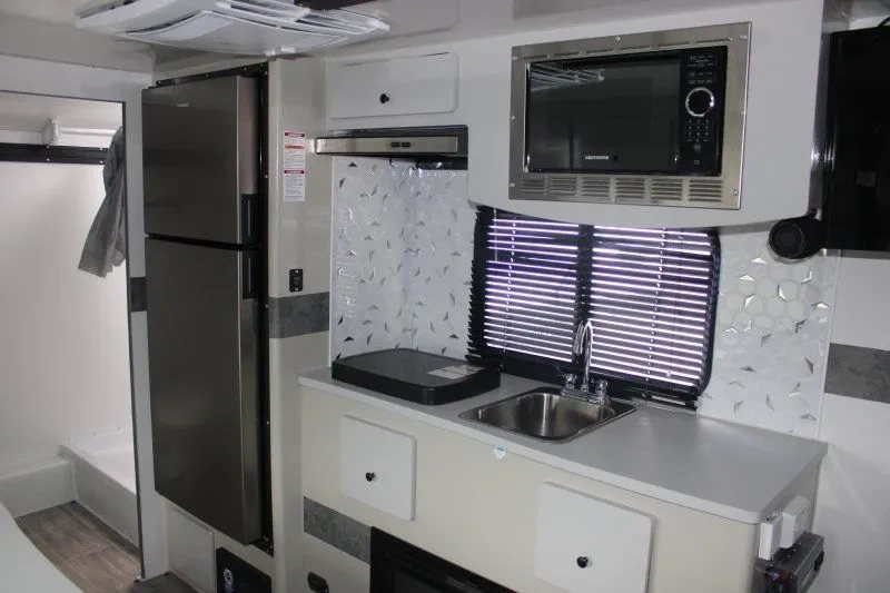Cuisine compacte de la Nova Camp 201QB avec micro-ondes et évier.