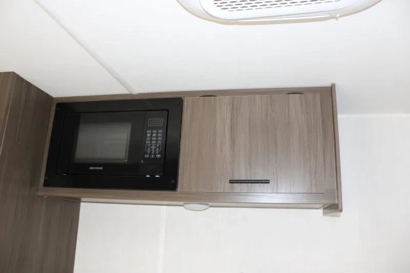 Micro-ondes et rangement de cuisine dans l’Avenger LT 16RBX.