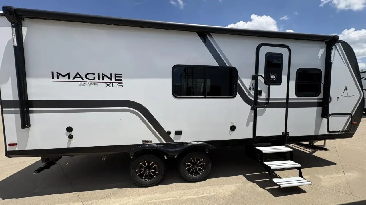 vue latérale avant d'une roulotte Grand Design Imagine XLS 22MLE