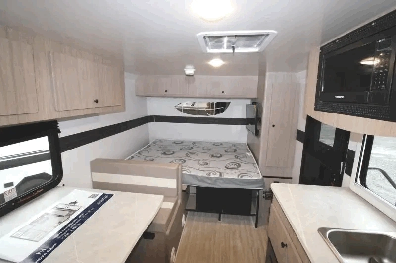Lit double et cuisine de la Nova Camp 201BH.