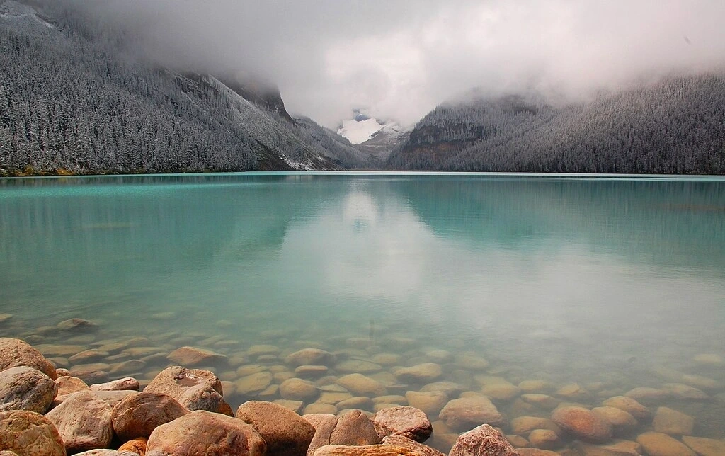 Lac Louise aux eaux turquoise bordé de montagnes enneigées, icône incontournable de l’étape reliant Brooks à Banff.