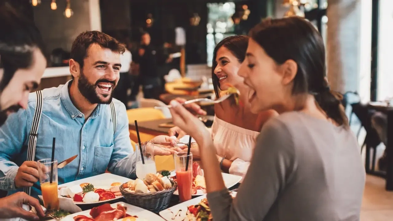 groupe d'amis dans un restaurant