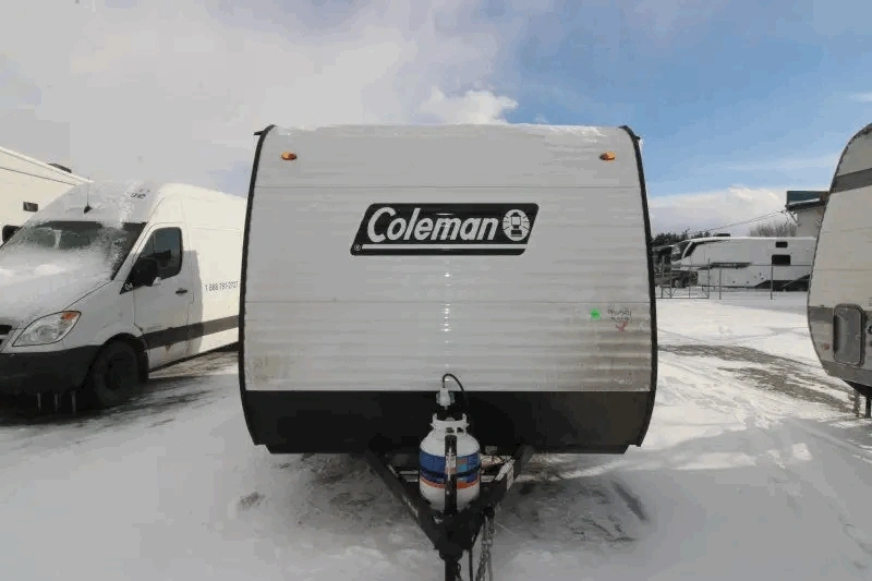 Vue avant du Coleman 17B en version bunkhouse compacte.