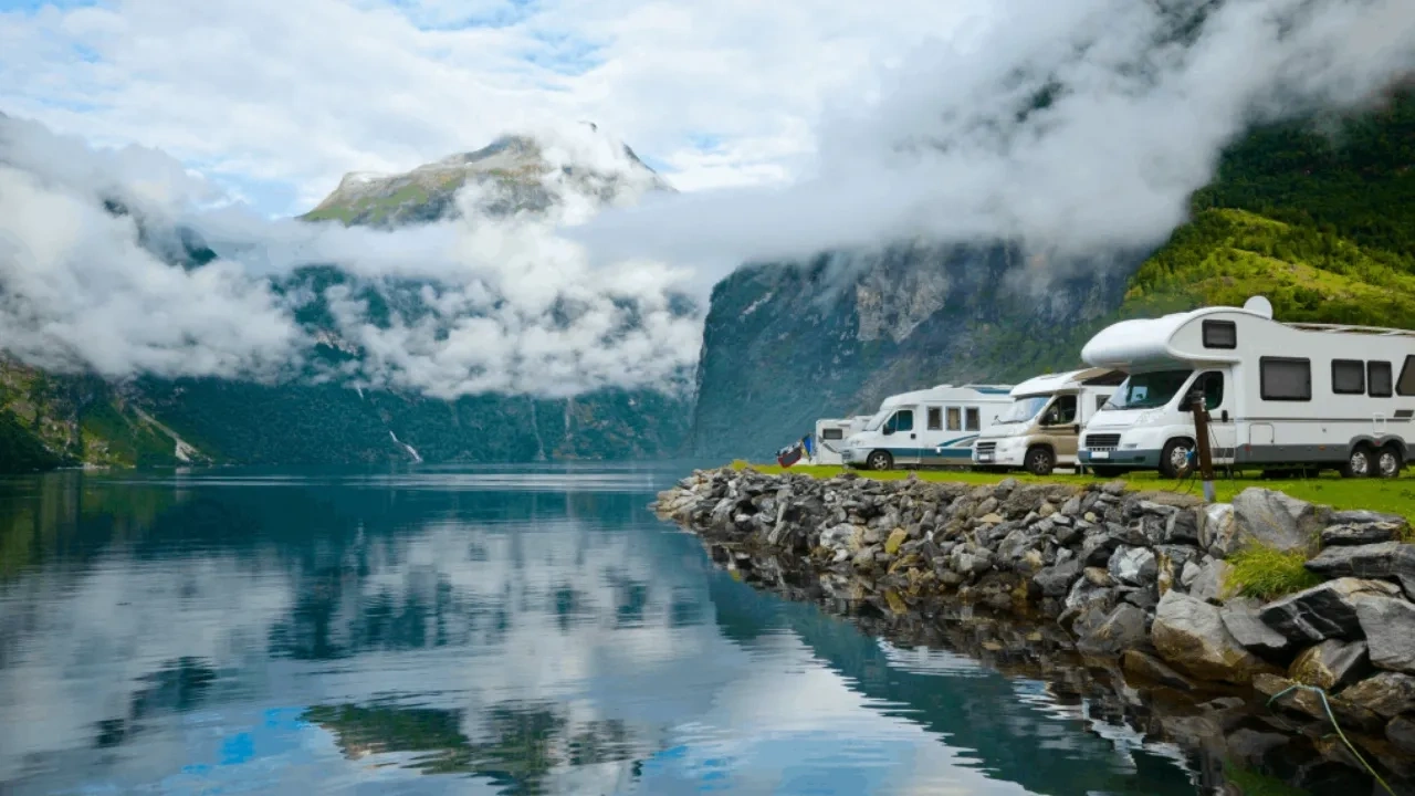 camping sur le bord d'un lac en Californie