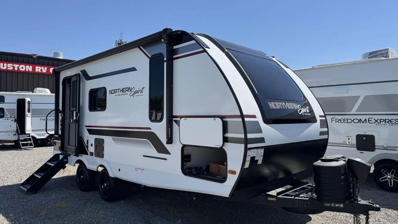 Vue de trois-quarts de la roulotte usagée Coachmen Northern Spirit 1943RB