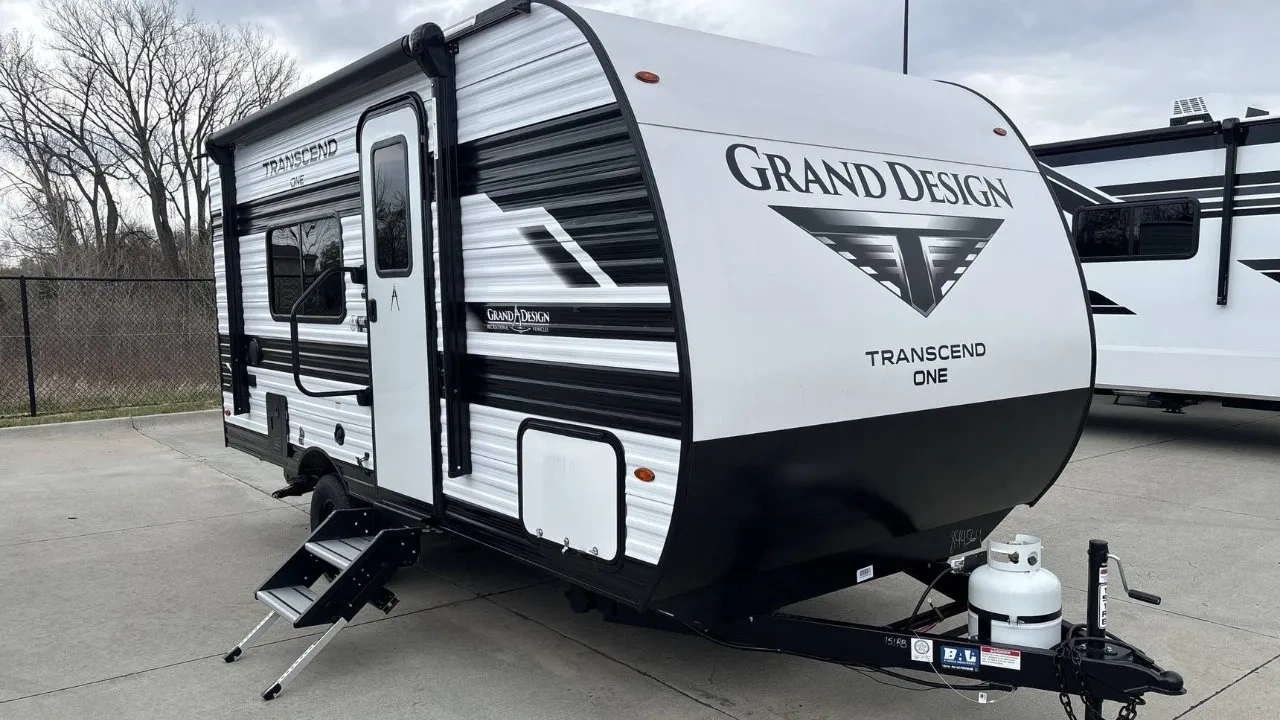 Vue extérieure d'une roulotte de voyage Transcend One 151BH